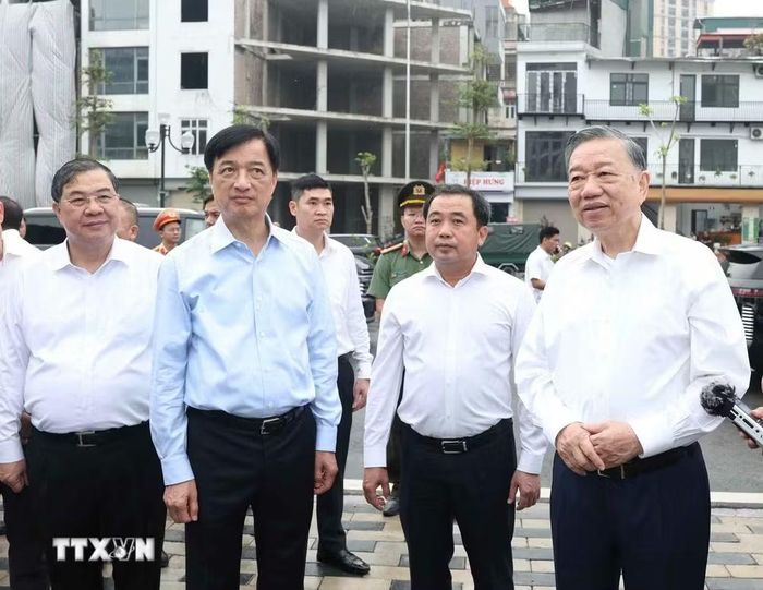 Tổng Bí thư, Chủ tịch nước Tô Lâm thị sát, kiểm tra việc thực hiện dự án đường Vành đai 1 thuộc địa bàn phường Ô Chợ Dừa. Ảnh: Thống Nhất/TTXVN.