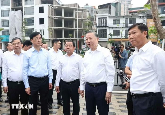 Tổng Bí thư, Chủ tịch nước Tô Lâm thị sát, kiểm tra việc thực hiện dự án đường Vành đai 1 thuộc địa bàn phường Ô Chợ Dừa. Ảnh: Thống Nhất/TTXVN.