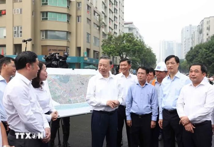 Tổng Bí thư, Chủ tịch nước Tô Lâm kiểm tra việc thực hiện dự án đường Vành đai 2,5 thuộc địa bàn phường Cầu Giấy. Ảnh: Thống Nhất/TTXVN.