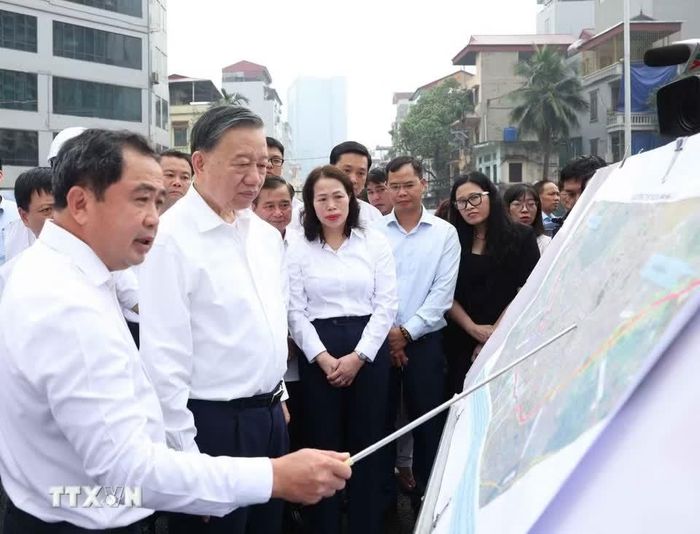 Tổng Bí thư, Chủ tịch nước Tô Lâm kiểm tra việc thực hiện dự án đường Vành đai 2,5 thuộc địa bàn phường Cầu Giấy. Ảnh: Thống Nhất/TTXVN.
