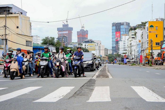  Sáng cùng ngày, tại khu vực thi công ga ST2 - Tao Đàn, đoạn đường Cách Mạng Tháng Tám từ Nguyễn Du đến Nguyễn Thị Minh Khai được tổ chức lưu thông một chiều theo hướng từ Nguyễn Du đến Nguyễn Thị Minh Khai. Người dân cần chú ý thay đổi này khi di chuyển qua khu vực trung tâm. 