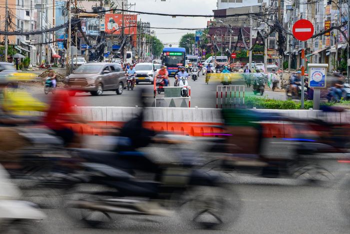  Theo phương án mới, phương tiện từ đường Trường Chinh, phương tiện đến ngã tư Bảy Hiền được phép rẽ phải vào đường Lý Thường Kiệt hoặc rẽ trái vào đường Hoàng Văn Thụ, thay vì đi thẳng qua giao lộ như trước. 