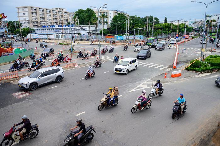 Tại giao lộ Trường Chinh - Cách Mạng Tháng Tám - Lý Thường Kiệt - Hoàng Văn Thụ, nhiều hướng lưu thông được điều chỉnh để phục vụ thi công ga ST7 - Bảy Hiền (Bến Thành - Tham Lương giai đoạn 1). Việc thay đổi hướng đi đòi hỏi người dân cập nhật lộ trình, đặc biệt với những người thường xuyên qua khu vực này. 