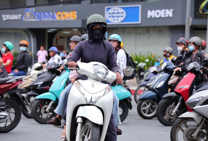 Trong ngày đầu áp dụng phương án mới, một số người đi đường còn lúng túng phải giảm tốc độ, quan sát biển báo để tìm hướng di chuyển phù hợp.