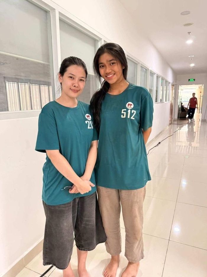 Để hóa thân thành Út Đẹt, Minh Kiên xuất hiện với tạo hình lấm lem, quê mùa, khác xa hình ảnh chỉn chu thường thấy. Trên màn ảnh, cô có ngoại hình và thần thái khá phù hợp với nhân vật. Gương mặt trẻ, đôi mắt to cùng vẻ hiền lành giúp người đẹp thể hiện hình ảnh một thiếu nữ miền quê ngây thơ, ít trải nghiệm.