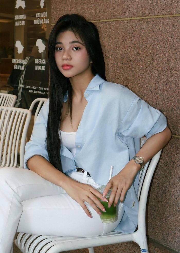 Về phong cách thời trang, Minh Kiên có sự thay đổi khá rõ sau khi giành danh hiệu á hậu. Từ khi hoạt động trong showbiz, người đẹp thường xuất hiện với các thiết kế ôm dáng, cắt xẻ hoặc khoe vai trần tại sự kiện. Đời thường, Minh Kiên vẫn ưu tiên cách ăn mặc đơn giản. Trong một cuộc phỏng vấn năm 2025, cô cho biết ít mua sắm quần áo mới, thường mặc lại đồ của chị gái để tiết kiệm chi phí sinh hoạt.