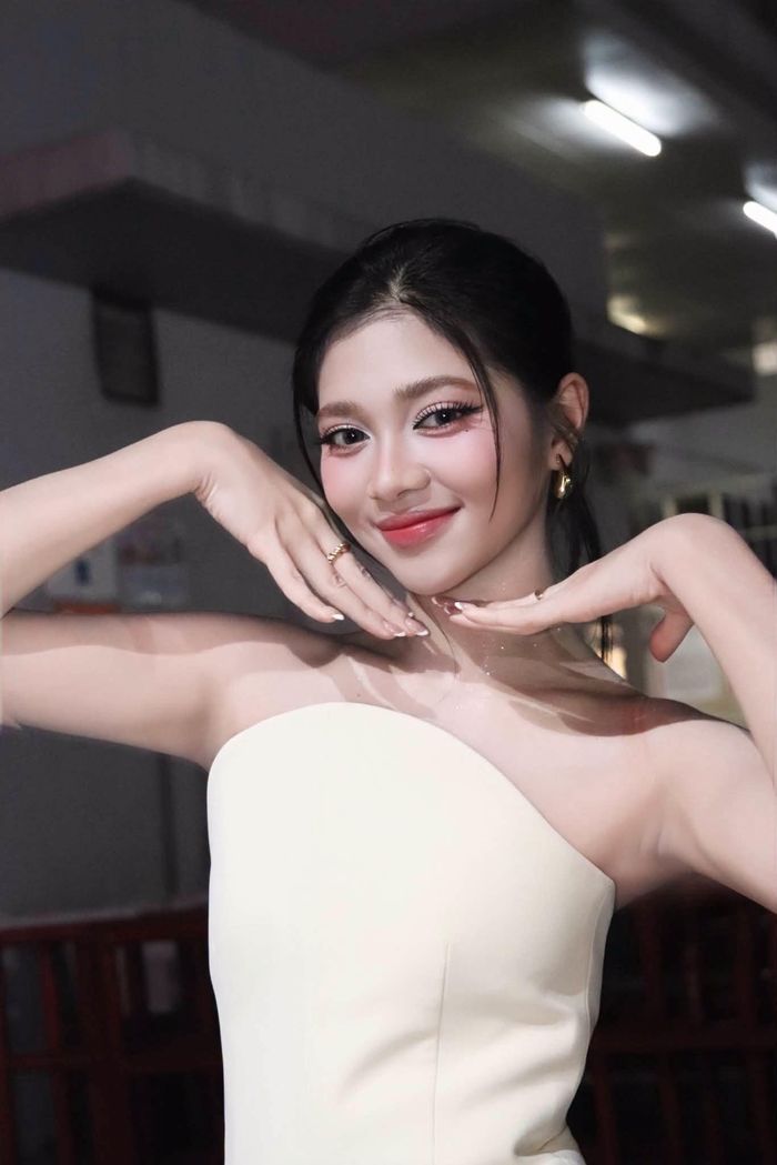 Một phần hạn chế cũng đến từ kịch bản khi Út Đẹt chủ yếu xuất hiện trong tình thế bị động, xoay quanh việc bị bắt cóc, chịu đựng và chờ anh trai giải cứu. Nhân vật vì thế dễ tạo sự thương cảm nhờ hoàn cảnh bi đát, nhưng chưa có nhiều cơ hội bộc lộ cá tính riêng. Dù cho thấy sự cố gắng, Minh Kiên vẫn cần cải thiện khả năng diễn những cảnh tâm lý nặng.