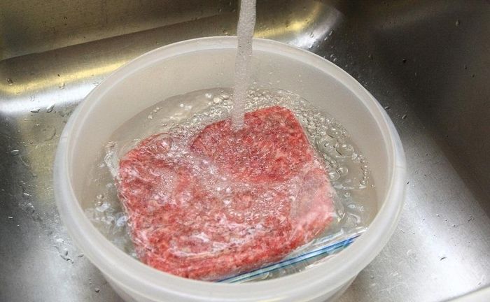  Rã đông sai cách có thể khiến thực phẩm nhiễm khuẩn, tăng nguy cơ mất an toàn. Ảnh: Supplied. 