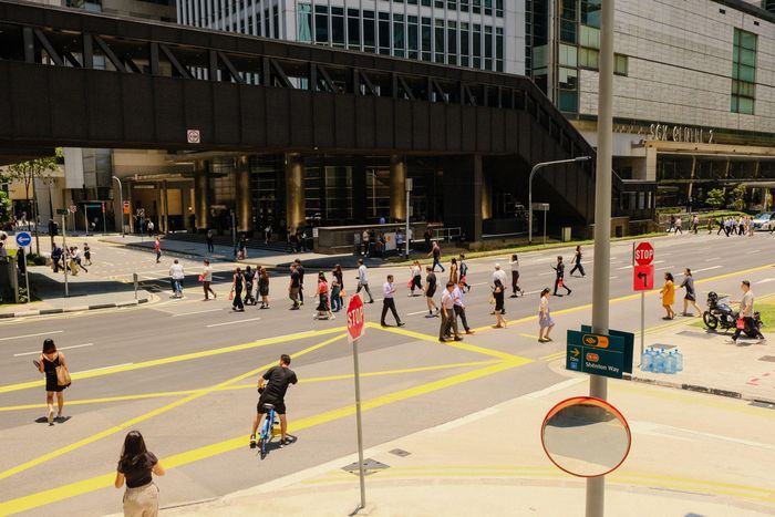  Giữa nhịp sống hối hả, người trẻ Singapore ngày càng ngại gắn kết. Ảnh: Richard L/Pexels. 