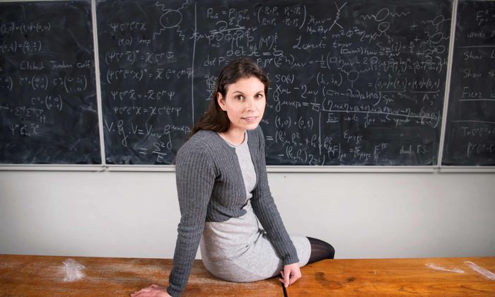 Nhà vật lý lý thuyết Claudia de Rham chuyên nghiên cứu lực hấp dẫn, vũ trụ học và vật lý hạt tại Imperial College London (Anh). Ảnh: Guardian.