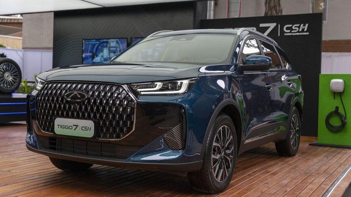  Một mẫu xe hybrid của hãng Chery (Trung Quốc) được trưng bày tại triển lãm ôtô ở Buenos Aires, Argentina, ngày 2/10. Ảnh: Reuters.