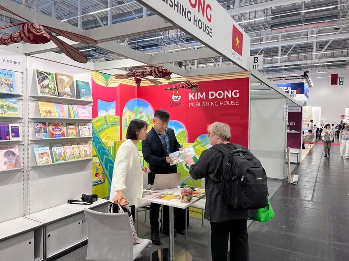  Ngoài các ấn phẩm trên, tại Hội sách Quốc tế Frankfurt 2026, NXB Kim Đồng cũng giới thiệu những tác phẩm văn học nổi tiếng như Lĩnh Nam chích quái, Kính vạn hoa; tác phẩm của tác giả trẻ đoạt giải thưởng văn học trong nước như: Chiếc xe buýt bay, Xa ngoài kia cánh đồng, Thế giới đảo ngược; những ấn phẩm về văn hóa truyền thống của Việt Nam như Chung một ngôi nhà, Tất tần tật Tết ta, Gói bánh chưng nào, Bày mứt Tết nào… 