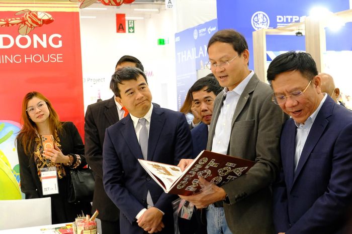  Năm nay, NXB Kim Đồng tổ chức gian hàng trưng bày giới thiệu những ấn phẩm nổi bật, giới thiệu về lịch sử, văn hóa, đất nước con người Việt Nam. Đây đều là những cuốn sách của các tác giả Việt Nam có nhiều tiềm năng bán bản quyền ra thế giới, thuộc nhiều thể loại sách văn học, sách kiến thức, sách tranh, truyện tranh hiện đại… 