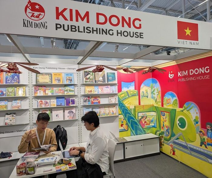  Một số tác phẩm truyện tranh hiện đại cũng được trưng bày ở gian hàng, gồm Xóm Om Xòm, Đi mô rứa - Cố đô Huế trong lòng bàn tay, loạt truyện tranh Hôm nay là bữa lương thần, Bài văn về trứng vịt lộn, Người trong muôn loài. Các sách kiến thức cũng có mặt tại gian hàng, như Hành trình sáng tạo chữ Quốc ngữ & Thần giấy Hlabar - Sử thi nhỏ về chữ viết Bahnar, Atlas thế giới cho trẻ em - Tập bản đồ từ Việt Nam đến khắp các châu lục. 