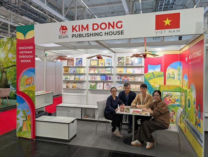  Các ấn phẩm của NXB được xuất bản song ngữ (Việt - Anh, Việt - Trung) hoặc đơn ngữ tiếng Anh, tiếng Pháp nhằm giúp bạn đọc quốc tế có thể tiếp cận một cách thuận lợi. Đây là năm thứ năm liên tiếp NXB Kim Đồng tổ chức gian hàng trưng bày giới thiệu sách của đơn vị tại Hội sách thường niên lớn nhất thế giới này. 