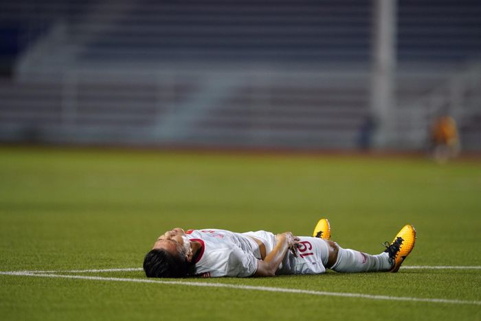 Quang Hải đau đớn trên sân Rizal Memorial, Manila cách đây 7 năm. Ảnh: Việt Linh.