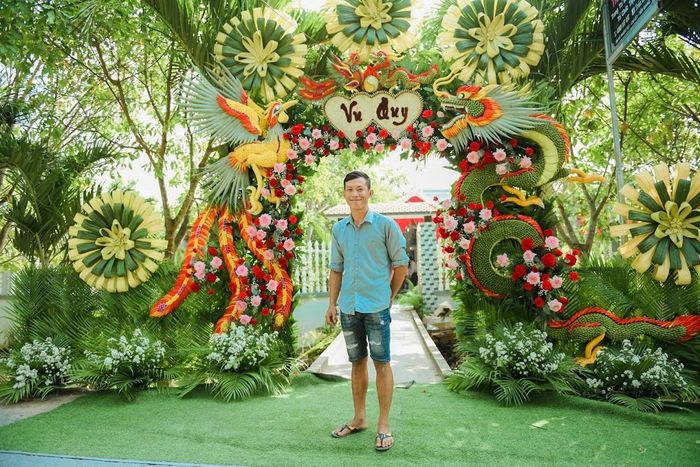 Anh Võ Văn Tâm gần 10 năm gắn bó với nghề làm cổng cưới truyền thống từ hoa trái miệt vườn.