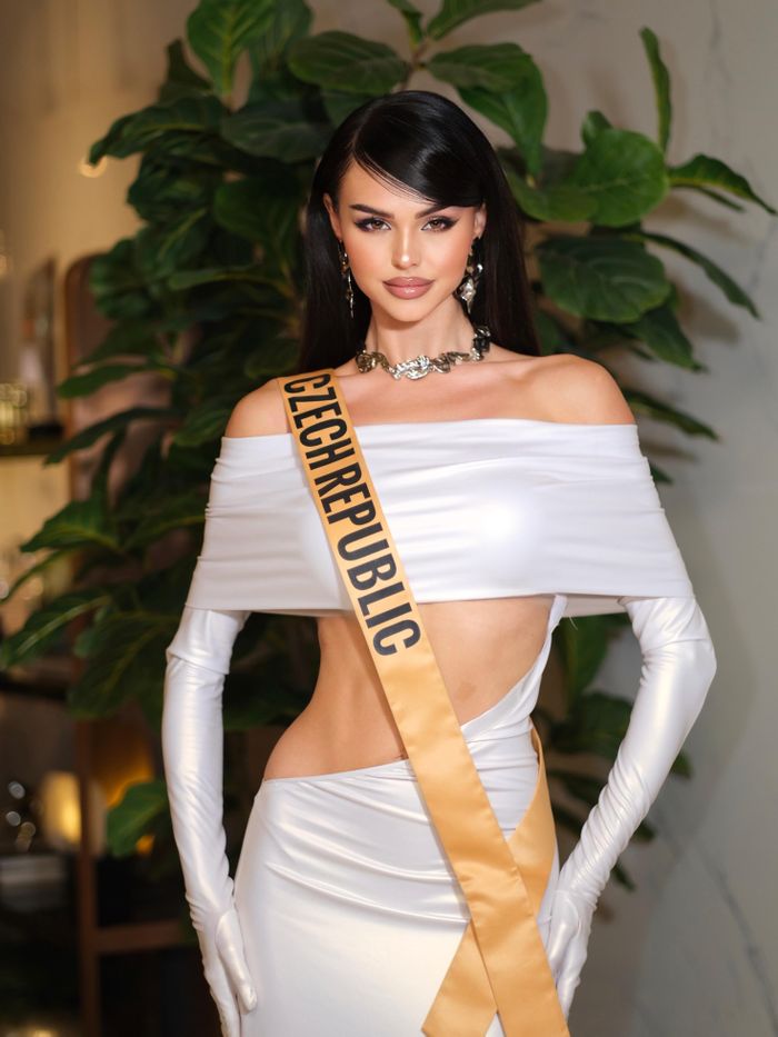  Người đẹp Czech Republic là Hana Dědková được Sash Factor dự đoán ở vị trí thứ 6 chung cuộc, còn Missosology xếp cô ở hạng 5. Theo thông tin từ tờ Blesk, ban đầu, người đại diện cho Czech Republic ở Miss Grand International là Dominique Alagia. Tuy nhiên, ít ngày trước khi khởi hành tới địa điểm tổ chức cuộc thi, cô bị gãy chân. Vào phút cuối, Dominique Alagia phải rời cuộc thi và nhường chỗ cho Hana Dědková. Không có nhiều thời gian chuẩn bị nhưng Hana Dědková nhập cuộc tự tin và đang có thành tích nổi bật. Hana Dědková sinh năm 2000, cao 1,77 m. Theo tờ Expres của Czech Republic, Hana Dědková đã chinh phục người hâm mộ bằng những bộ trang phục độc đáo, màn trình diễn bikini tự tin và trình diễn thể dục dụng cụ, gợi nhớ đến huyền thoại Věra Čáslavská ở phần thi tài năng. Gần đây nhất, cô tiếp tục gây chú ý khi diện bộ trang phục dân tộc lấy cảm hứng từ Đồng hồ Thiên văn Praha. Ảnh: @hanadedkova_. 