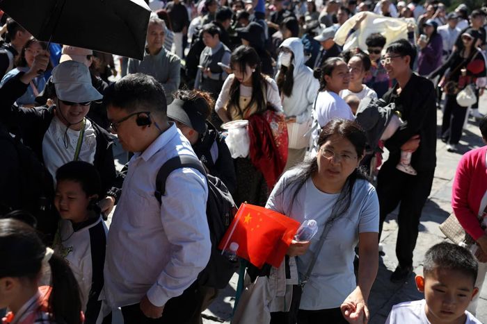  Du khách tham quan Đàn Tế Thiên (Công viên Thiên Đàn) trong ngày Quốc khánh Trung Quốc, ngày đầu tiên của kỳ nghỉ Tuần lễ Vàng tại Bắc Kinh, Trung Quốc, ngày 1/10. Ảnh: Reuters. 
