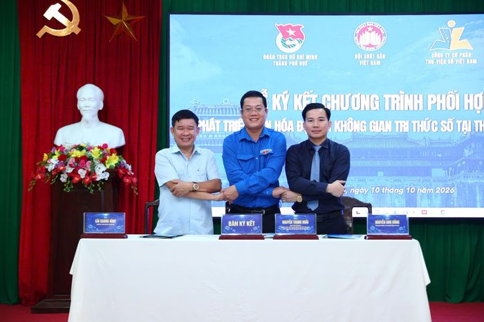 Từ trái qua: Ông Cái Quang Bình - Chánh văn phòng Hội Xuất bản Việt Nam; ông Nguyễn Thanh Hoài - Bí thư Thành Đoàn Huế, ông Nguyễn Anh Dũng - Tổng giám đốc Công ty Cổ phần Thư viện số Việt Nam tại Lễ ký kết Chương trình phối hợp “Phát triển văn hóa đọc và Không gian tri thức số tại thành phố Huế”. Ảnh: BTC.