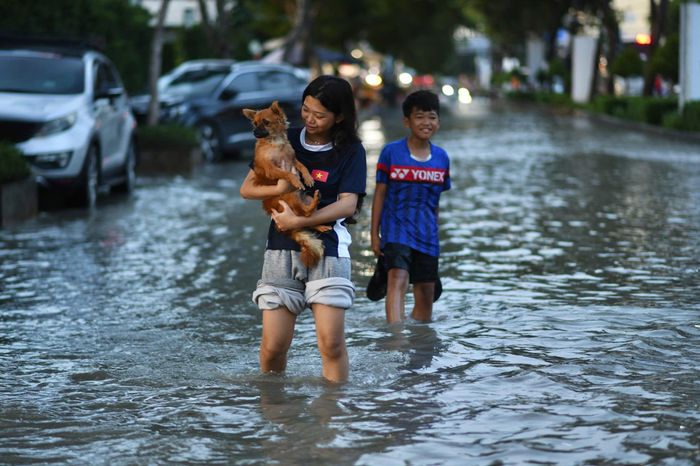  Đường Phạm Hữu Lầu đoạn giao với đường 15B bắt đầu ngập từ khoảng 15h. Ảnh: Duy Hiệu. 