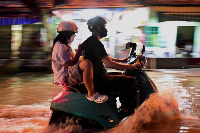  Đài Khí tượng Thủy văn Nam Bộ cho biết đây là kỳ triều cường cao trong năm. Theo dự báo, mực nước cao nhất đợt này có khả năng xuất hiện vào ngày 11-12/10. Tại trạm Phú An và Nhà Bè, khả năng ở mức cao 1,70-1,75 m, cao hơn báo động 3 khoảng 0,10-0,15 m. Đỉnh triều dự kiến xuất hiện trong khoảng 4-6h và 16-18h. Tại trạm Thủ Dầu Một, nước có thể ở mức 1,90-1,95 m, cao hơn báo động 3 khoảng 0,30-0,35 m, với các khung giờ đỉnh triều dự kiến 6-8h và 18-20h. Ảnh: Hoài Bảo. 