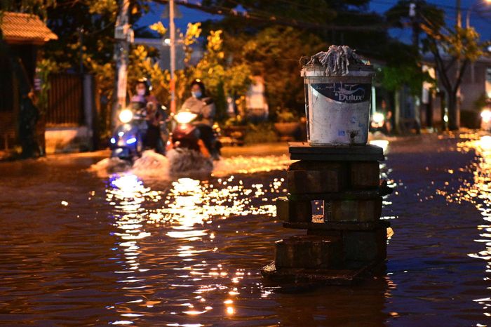  Cơ quan khí tượng khuyến cáo người dân đề phòng tình trạng mưa lớn kết hợp triều cường, có thể gây ngập tại các khu vực trũng thấp, ven sông, ảnh hưởng đến giao thông và hoạt động kinh tế - xã hội trên địa bàn TP.HCM. Ảnh: Hoài Bảo. 