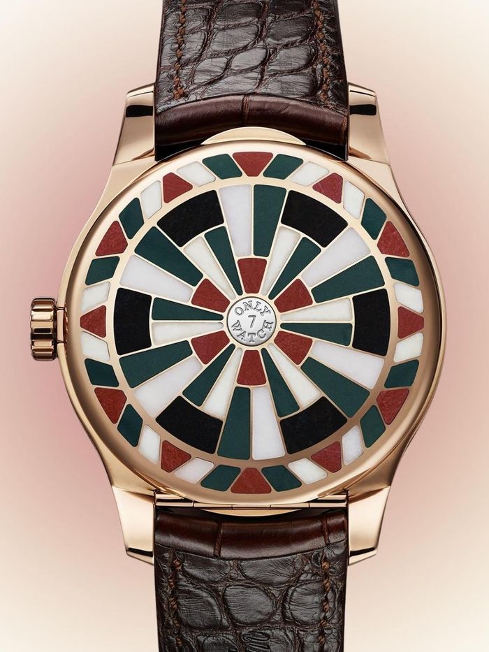 Bên trong Mosaïque là bộ máy lên cót tay Calibre 1304 bằng vàng hồng 18K của F.P. Journe, hiếm khi được sử dụng ngoài các sản phẩm mang tên thương hiệu này. Thiết kế lấy cảm hứng từ đồng hồ bỏ túi thế kỷ XIX, với nguyên mẫu từng được nhà đấu giá Christie's bán với giá 90.000 CHF (khoảng 108.000 USD) tại sự kiện từ thiện Only Watch 2017. Dòng đồng hồ sau đó được sản xuất giới hạn 10 chiếc. Ảnh: F.P. Journe.