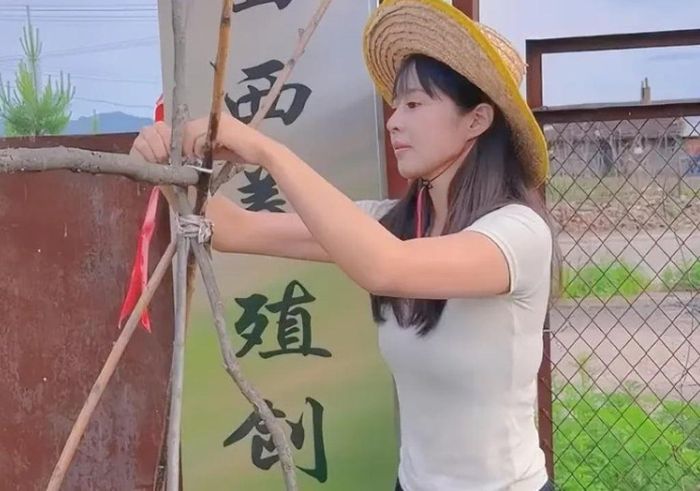  Yang Yanxi về quê nuôi lợn sau nhiều năm làm tiếp viên hàng không. Ảnh: Weibo. 