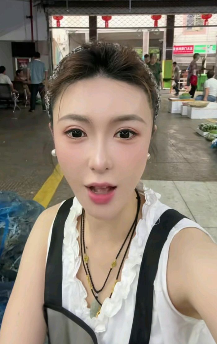  Nhờ mạng xã hội, công việc kinh doanh của Chen ở quê nhà ngày càng thuận lợi. Ảnh: Douyin. 