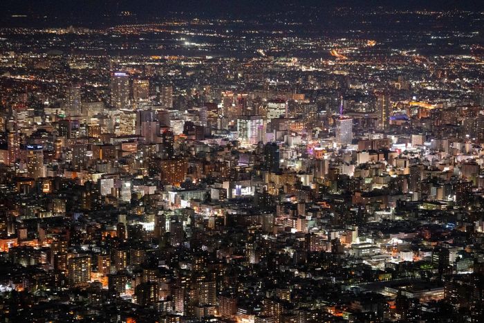 Sapporo về đêm. Ảnh: New York Times.