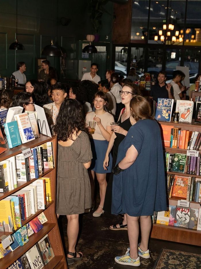 Không khí náo nhiệt tại sự kiện giao lưu kết bạn dành cho người độc thân mang tên "Bookshop meet-cute" của Book Club Bar hồi tháng 9. Ảnh: @bookclubbar/IG.