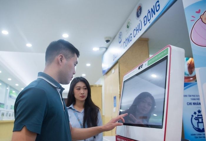  Anh Thế Anh đăng ký khai sinh cho con tại Bệnh viện Phụ sản Hà Nội. Ảnh: PA. 