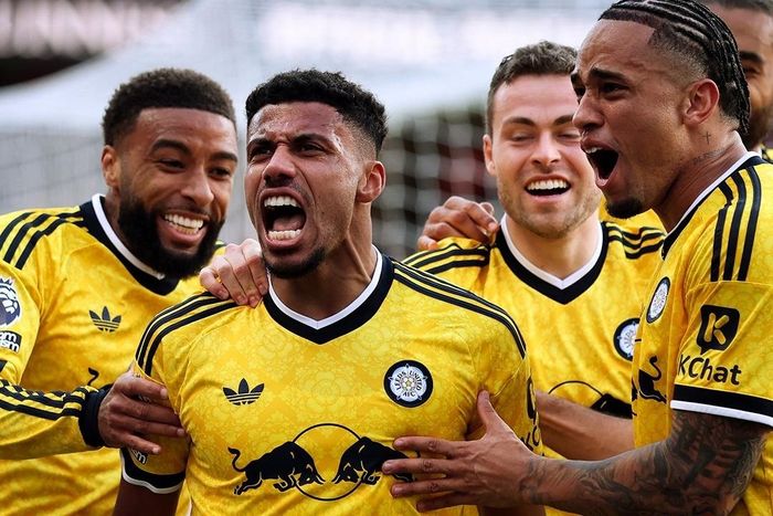  Leeds United ghi bàn trước nhưng không thể bảo toàn tỷ số. 