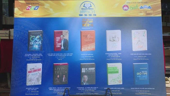  Bảng công bố danh sách "Top 10 sách hay do Doanh nhân Việt viết" năm 2026 được trưng bày tại sự kiện. 