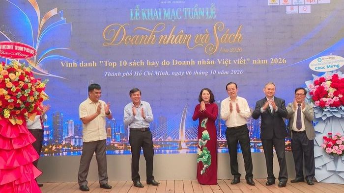 Ban tổ chức cùng các đại biểu, khách mời chụp ảnh lưu niệm trên sân khấu chính của lễ khai mạc. 