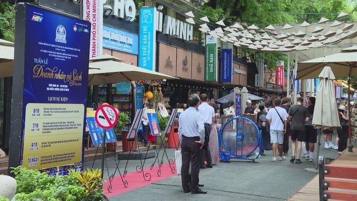  Bảng thông tin lịch trình sự kiện chi tiết của Tuần lễ Doanh nhân và Sách năm 2026 thu hút sự chú ý của người tham quan 