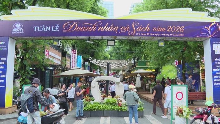  Cổng chào hoành tráng của sự kiện Tuần lễ Doanh nhân và Sách năm 2026 đặt tại lối vào Đường sách TP.HCM. 