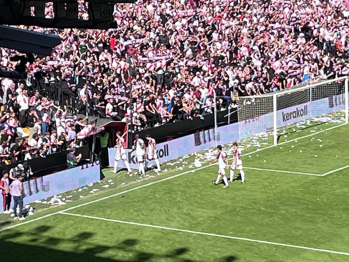  CĐV Rayo Vallecano náo loạn trận đấu. 