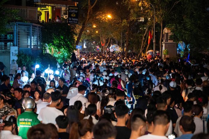 Tại trận địa số 2 khu vực phố Quảng Khánh (phường Tây Hồ), những địa điểm có tầm nhìn đẹp cũng sớm kín chỗ. Trong ảnh, dòng người ken đặc trên đường Trích Sài, chờ đón màn pháo hoa hỏa thuật. Ảnh: Đinh Hà.