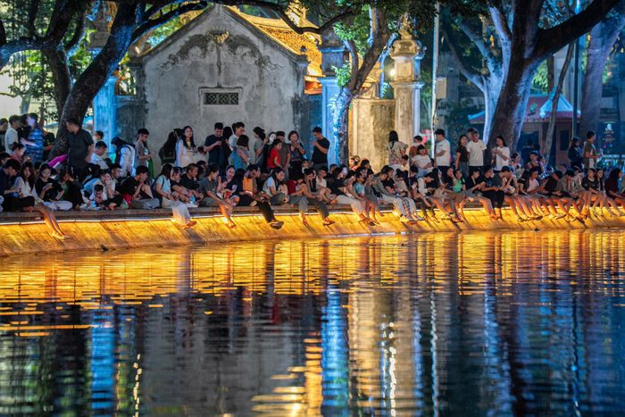 Nhân dịp kỷ niệm 72 năm ngày Giải phóng Thủ đô, Hà Nội tổ chức bắn pháo hoa tại 3 địa điểm là trước mặt tòa nhà VNPT Hà Nội (phường Hoàn Kiếm); khu vực tuyến phố Quảng Khánh giáp trực tiếp Hồ Tây (phường Tây Hồ) và khu vực hồ Văn Quán (phường Hà Đông). Theo ghi nhận của Tri Thức - Znews, 21h sự kiện mới diễn ra nhưng ngay từ đầu giờ tối, nhiều người dân đã tập trung tại khu vực bờ hồ Hoàn Kiếm để tìm chỗ đẹp. Ảnh: Trần Hiền.