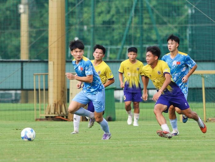 U17 Việt Nam (áo xanh) hoà 3-3 với U19 Hà Nội