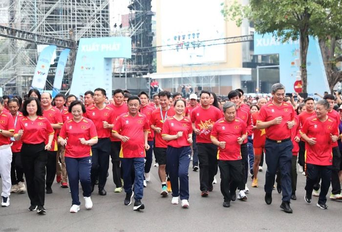 Lãnh đạo Đảng, Nhà nước và các đại biểu chạy hưởng ứng
