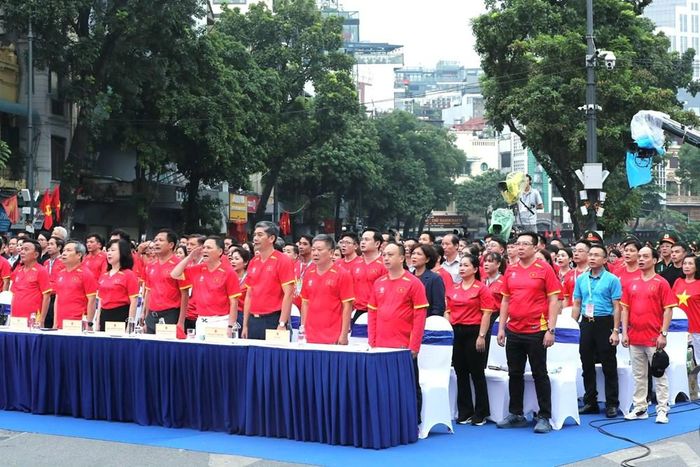 Các đại biểu thực hiện nghi thức chào cờ