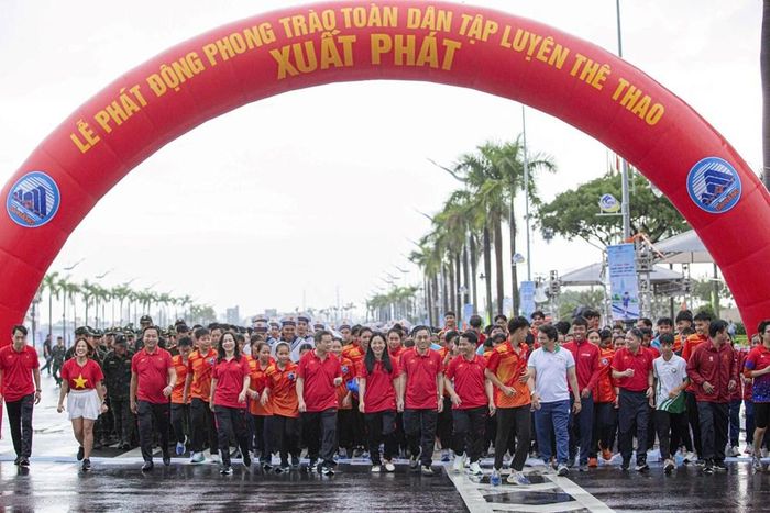 Lãnh đạo TP Đà Nẵng cùng các đại biểu tham gia đi bộ đồng hành