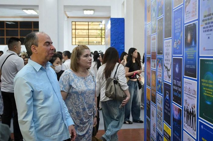 Chuyển đổi số mở ra những con đường mới cho hành trình xuất bản. Sách điện tử, sách nói, thư viện số và các nền tảng phân phối có thể đưa một tác phẩm đến với bạn đọc ở nhiều hoàn cảnh khác nhau.