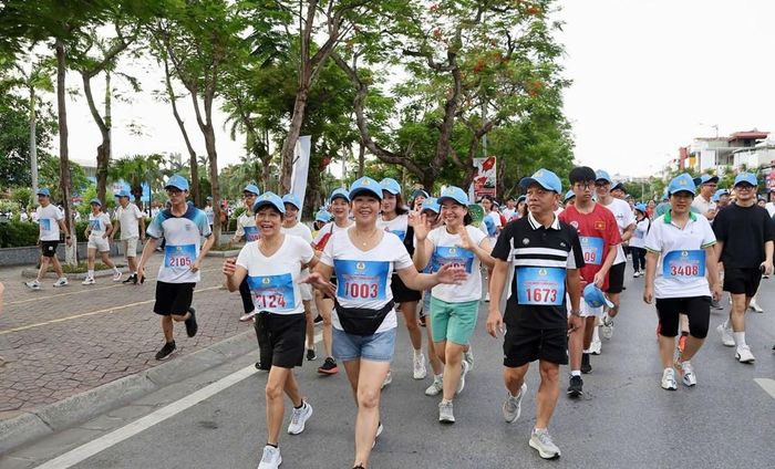 Gần 5.200 người hưởng ứng toàn dân rèn luyện thể dục thể thao