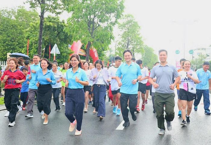 Hoạt động chạy đồng hành trên đường Hùng Vương