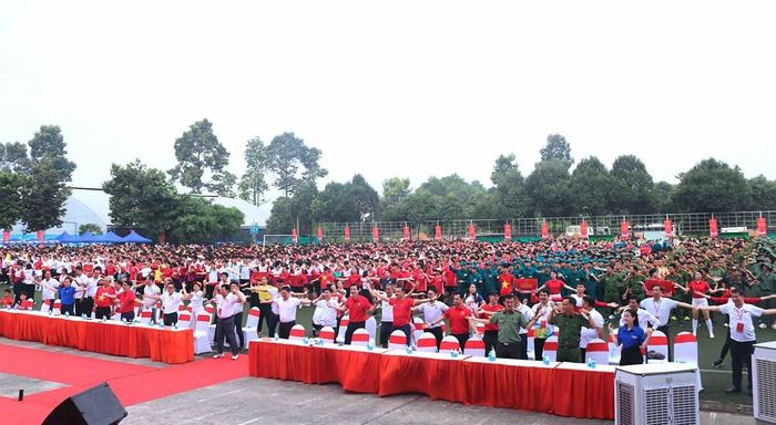 Các đại biểu và hơn 6.000 người tham dự sự kiện tập bài khởi động trước giờ hưởng ứng Lễ phát động