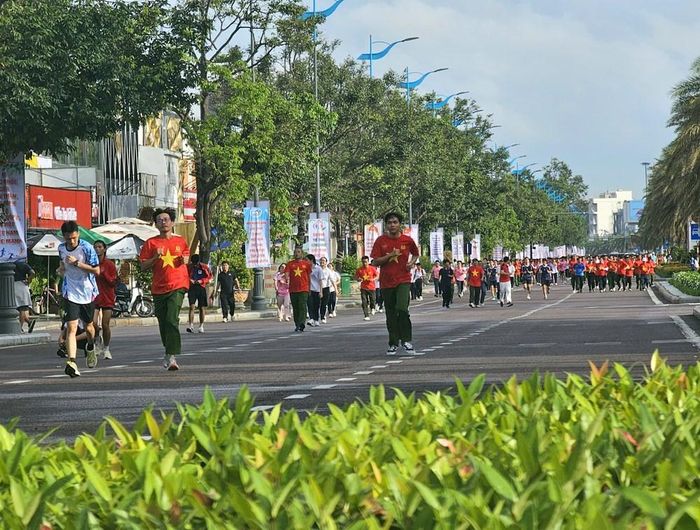 Sau nghi thức phát động, các lực lượng tham gia chạy bộ hưởng ứng